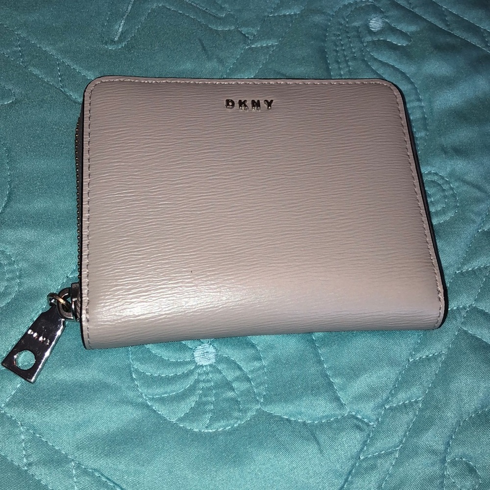 DKNY Zip around wallet